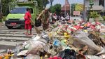 Potret Depan Pendopo Sidoarjo Penuh Sampah Imbas Demo Petugas Kebersihan