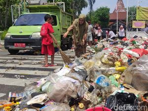 Pemkab Akan Tindak Petugas Kebersihan Demo Buang Sampah di Pendopo Sidoarjo