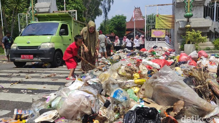 Pendopo Sidoarjo dilempari sampah buntut protes tukang sampah