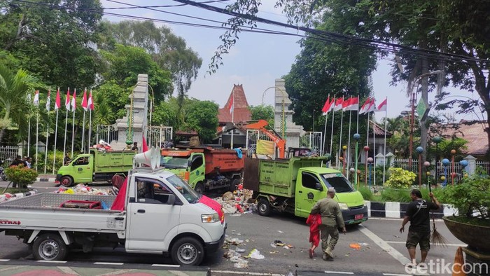 Pendopo Sidoarjo dilempari sampah buntut protes tukang sampah