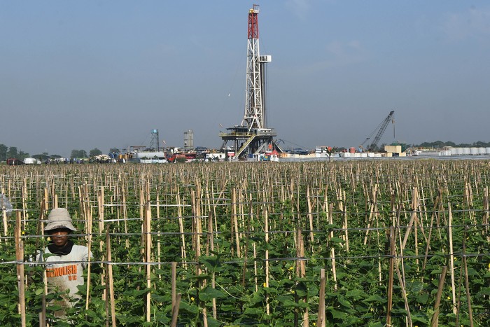 Foto udara sumur eksplorasi East Pondok Aren (EPN) -001 di WK PEP Tambun Field, di Desa Sukawijaya, Tambelang, Kabupaten Bekasi, Jawa Barat, Rabu (20/12/2023). PT Pertamina EP (PEP) Regional Jawa Subholding menemukan potensi cadangan. minyak serta  gas bumi di sumur ekplorasi  wilayah kerja PEP Tambun Field, Kabupaten Bekasi yang ditajak pada 18 Agustus 2023 menyasar target reservoir Carbonate Formasi Lower Cibulakan berhasil mengalirkan minyak 402 BOPD dan rate gas mencapai 1,09 MMSCFD di kedalaman 2.590 mMD. ANTARA FOTO/Fakhri Hermansyah/Spt.