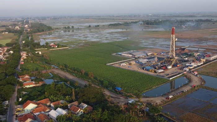 Pertamina Temukan Minyak di Bekasi! Begini Penampakannya Foto udara sumur eksplorasi East Pondok Aren (EPN) -001 di WK PEP Tambun Field, di Desa Sukawijaya, Tambelang, Kabupaten Bekasi, Jawa Barat, Rabu (20/12/2023). PT Pertamina EP (PEP) Regional Jawa Subholding menemukan potensi cadangan. minyak serta gas bumi di sumur ekplorasi wilayah kerja PEP Tambun Field, Kabupaten Bekasi yang ditajak pada 18 Agustus 2023 menyasar target reservoir Carbonate Formasi Lower Cibulakan berhasil mengalirkan minyak 402 BOPD dan rate gas mencapai 1,09 MMSCFD di kedalaman 2.590 mMD. ANTARA FOTO/Fakhri Hermansyah/Spt.