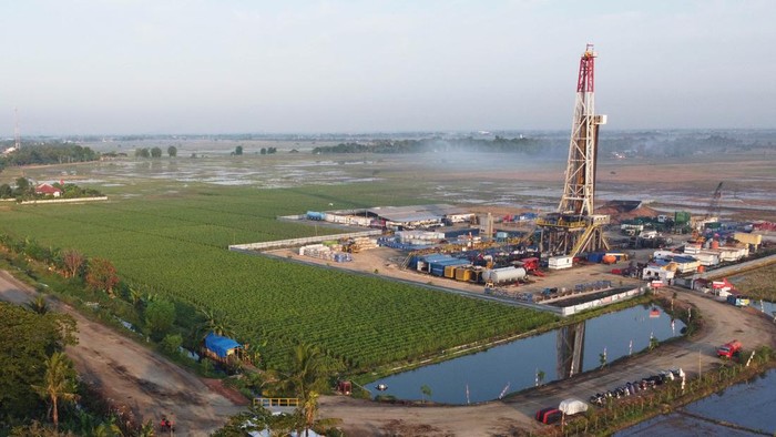 Foto udara sumur eksplorasi East Pondok Aren (EPN) -001 di WK PEP Tambun Field, di Desa Sukawijaya, Tambelang, Kabupaten Bekasi, Jawa Barat, Rabu (20/12/2023). PT Pertamina EP (PEP) Regional Jawa Subholding menemukan potensi cadangan. minyak serta  gas bumi di sumur ekplorasi  wilayah kerja PEP Tambun Field, Kabupaten Bekasi yang ditajak pada 18 Agustus 2023 menyasar target reservoir Carbonate Formasi Lower Cibulakan berhasil mengalirkan minyak 402 BOPD dan rate gas mencapai 1,09 MMSCFD di kedalaman 2.590 mMD. ANTARA FOTO/Fakhri Hermansyah/Spt.