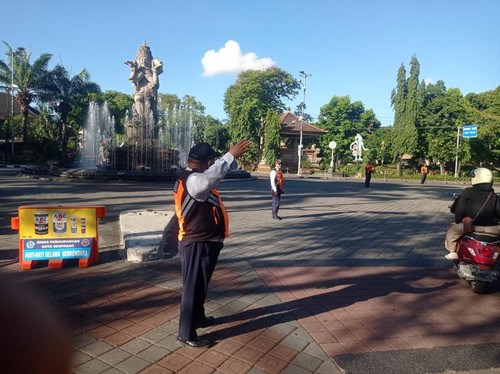 Petugas Dinas Perhubungan Kota Denpasar saat berjaga di kawasan patung Catur Muka Denpasar, Bali, Rabu (20/12/2023). (Foto: Dok. Pemkot Denpasar)