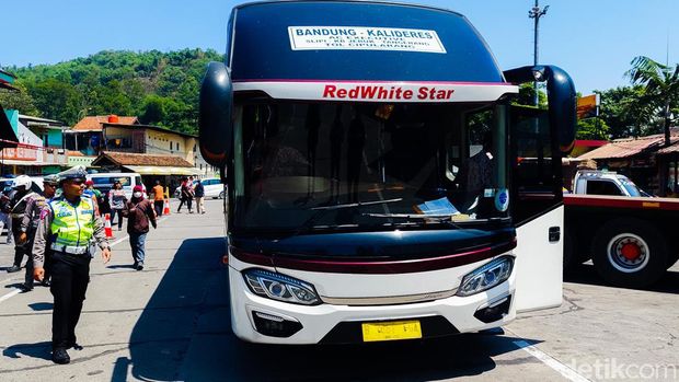 Petugas Dishub saat melakukan ramchek di Cimahi