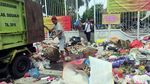 Potret Depan Pendopo Sidoarjo Penuh Sampah Imbas Demo Petugas Kebersihan
