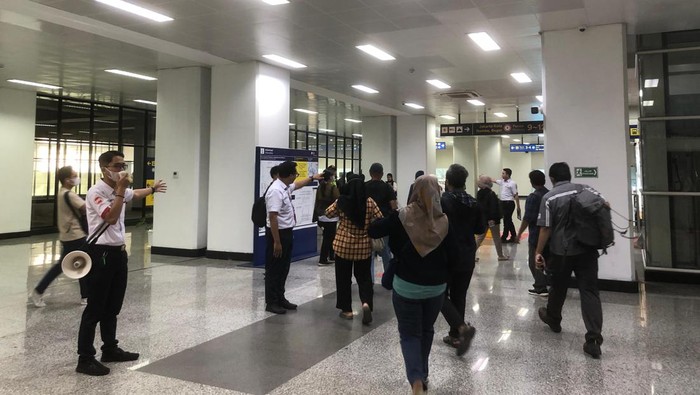 Petugas KRL Arahkan Penumpang ke Peron