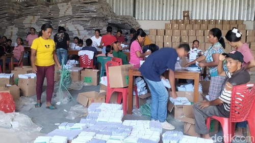 Petugas sedang menyortir dan melipat surat suara Pemilu 2024 di gudang logistik KPU Manggarai Barat di Labuan Bajo, Rabu (20/12/2023). (Ambrosius Ardin/detikBali)