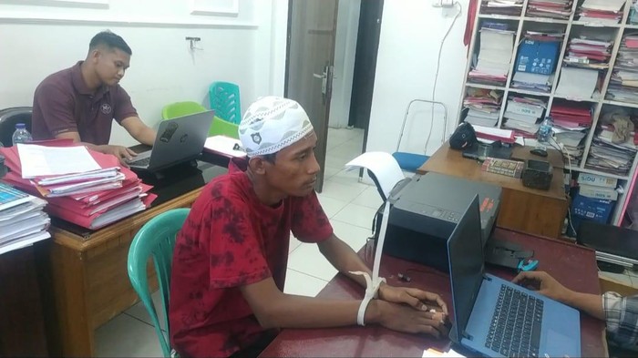 Pria bernama Ferdi Gaib (24) di Kabupaten Pohuwato, Gorontalo ditangkap polisi gegara menganiaya sadis istrinya, Mita Dunggio (22) hingga tewas.