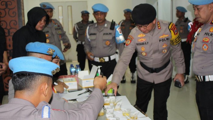 Seluruh pejabat utama (PJU) dan Kapolres jajaran Polda Sulawesi Tengah (Sulteng) menjalani tes urine dadakan.