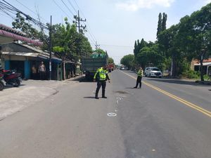 Tragis Suami di Gresik Tewas Terlindas Truk Depan Istrinya