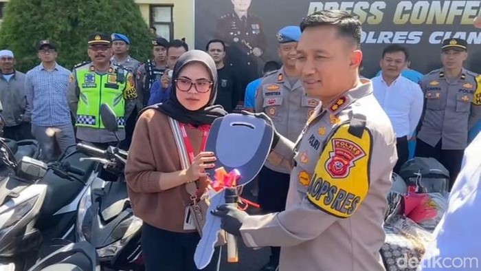 Polisi saat menyerahkan sepeda motor curian kepada korban