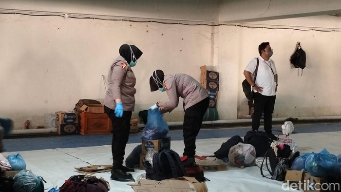 Polwan dari Polresta Banda Aceh menggeledah barang milik etnis Rohingya di Balai Balai Meuseraya Aceh. (Agus Setyadi/detikSumut)