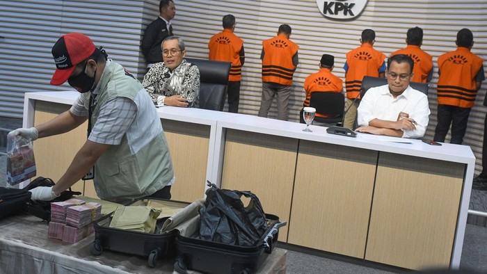 Gubernur Maluku Utara Abdul Gani Kasuba (kanan) berjalan dengan kawalan petugas saat akan konferensi pers penetapan dirinya sebagai tersangka kasus dugaan korupsi terkait proyek infrastruktur di Gedung Merah Putih KPK, Jakarta, Rabu (20/12/2023). Selain Gubernur Abdul Gani, KPK juga menahan enam tersangka Kadis Perumahan dan Permukiman Malut Adnan Hasanudin, Kadis PUPR Malut Daud Ismail, Kepala BPPBJ Malut Ridwan Arsan, Ajudan Gubernur Malut Ramadhan Ibrahim, serta dua pihak swasta Stevi Thomas dan Kristian Wuisan beserta barang bukti uang tunai Rp725 juta dari operasi tangkap tangan (OTT) Selasa (19/12). ANTARA FOTO/Aditya Pradana Putra/Spt.