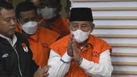 Gubernur Maluku Utara Abdul Gani Kasuba (kanan) berjalan dengan kawalan petugas saat akan konferensi pers penetapan dirinya sebagai tersangka kasus dugaan korupsi terkait proyek infrastruktur di Gedung Merah Putih KPK, Jakarta, Rabu (20/12/2023).   