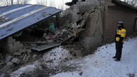 Kandang ternak juga ambruk akibat gempa tersebut. AP Photo/Ng Han Guan.