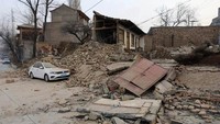 Gempa mengakibatkan tembok rumah ambruk menimpa mobil di Desa Dahejia, Jishishan, Provinsi Gansu, Selasa (19/12/2023). Chinatopix via AP.