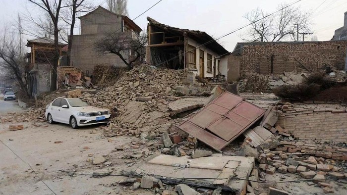 Potret Kerusakan Akibat Gempa di China Gempa bumi telah mengguncang China pada Senin (18/12/2023) malam. Gempa itu mengakibatkan rumah-rumah warga rusak. Ini penampakannya.