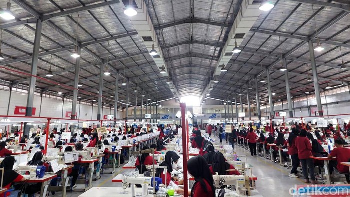 Potret Pabrik Sarung Tangan di Sleman Langganan Nike hingga Militer Eropa Produk buatan anak bangsa jangan diragukan. Karena produk dalam negeri juga banyak yang menjadi langganan brand-brand ternama dunia, seperti PT Sport Glove Indonesia (SGI) pabrik sarung tangan di Yogyakarta.