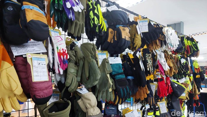 Produk buatan anak bangsa jangan diragukan. Karena produk dalam negeri juga banyak yang menjadi langganan brand-brand ternama dunia, seperti PT Sport Glove Indonesia (SGI) pabrik sarung tangan di Yogyakarta.