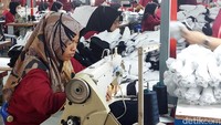 SGI tidak hanya berkontribusi dalam hal ekspor, tetapi juga dalam menciptakan lapangan kerja dengan menyerap 2.842 karyawan dan 78% diantaranya adalah perempuan. Perusahaan ini juga menjalin kerja sama dengan supplier lokal untuk memastikan pasokan bahan baku produksi.  