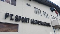 PT Sport Glove Indonesia (SGI) didirikan oleh Mark Christopher Robba dan berbasis di Desa Krandon, Pandowoharjo, Kabupaten Sleman, Daerah Istimewa Yogyakarta. Perusahaan ini berfokus pada produksi sarung tangan kulit untuk kebutuhan olahraga, industri, dan militer, dengan kemampuan produksi hingga 13 juta pcs satung tangan per tahun.