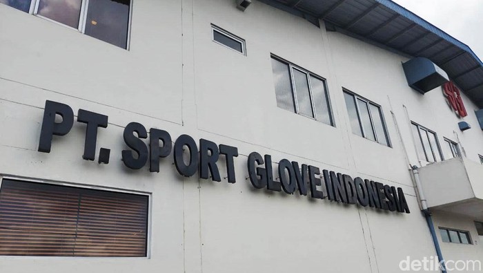 Produk buatan anak bangsa jangan diragukan. Karena produk dalam negeri juga banyak yang menjadi langganan brand-brand ternama dunia, seperti PT Sport Glove Indonesia (SGI) pabrik sarung tangan di Yogyakarta.