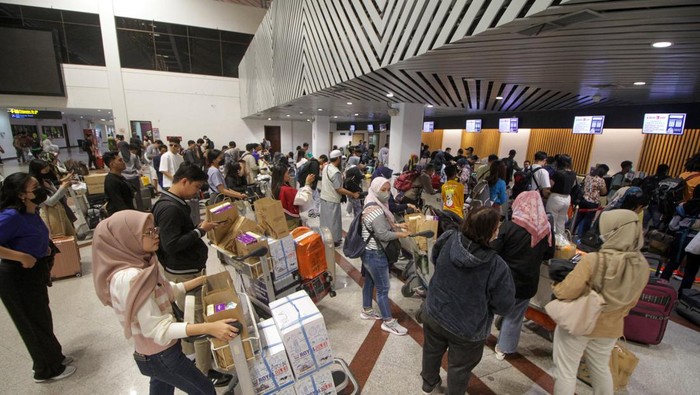 Potret Penumpukan Penumpang di Bandara Juanda Jelang Libur Nataru Calon penumpang pesawat antre di area lapor diri sebelum melakukan penerbangan dari Bandara Internasional Juanda Surabaya, Sidoarjo, Jawa Timur, Rabu (20/12/2023). Pengelola Bandara Juanda memperkiraan jumlah penumpang yang datang dan pergi melalui Bandara Juanda sebanyak 56.391 orang yang diantaranya terdiri dari rute domestik 46.089 orang dan rute internasional 10.302 orang selama pelaksanaan periode Natal 2023 dan tahun baru 2024. ANTARA FOTO/Umarul Faruq/aww.