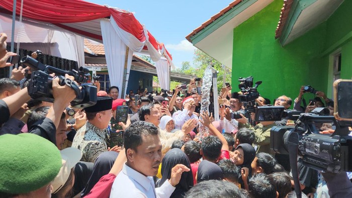 Prabowo main air bareng anak-anak di Kuningan