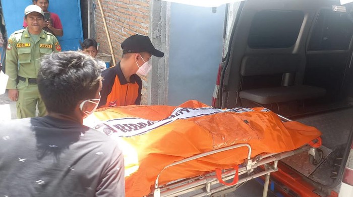 Proses evakuasi jasad Siswanto (67), di Kampung Ngipang, Kelurahan Kadipiro, Kecamatan Banjarsari, Kota Solo, Rabu (20/12/2023)