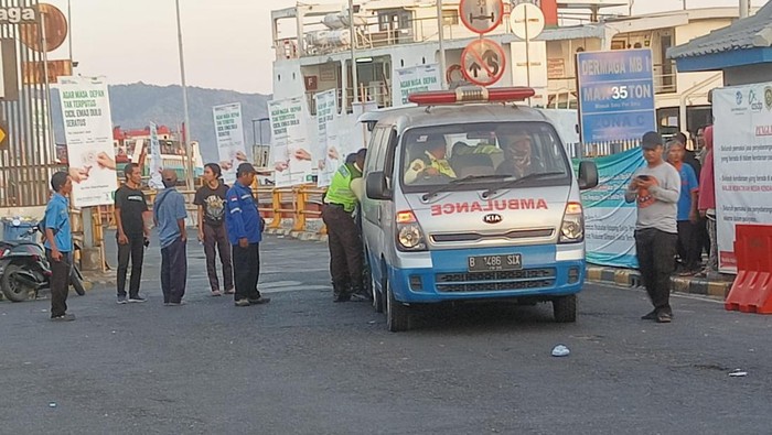 Proses evakuasi pedagang asongan yang ditemukan meninggal dunia di sebelah Dermaga MB I Pelabuhan Gilimanuk, Rabu (20/12/2023). (dok. Polsek Gilimanuk)
