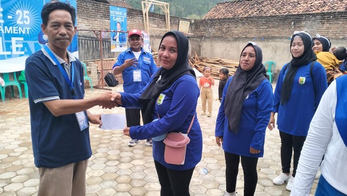 Relawan caleg Umroni berikan amplop kepada warga