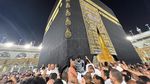 Ribuan Jemaah Umrah Berebut Pegang Kabah di Masjidil Haram