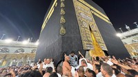Ribuan orang mengantre di depan Hajar Aswad dan sekitar pintu Kabah. Tujuannya agar bisa menyentuh kiblat umat Islam tersebut.    