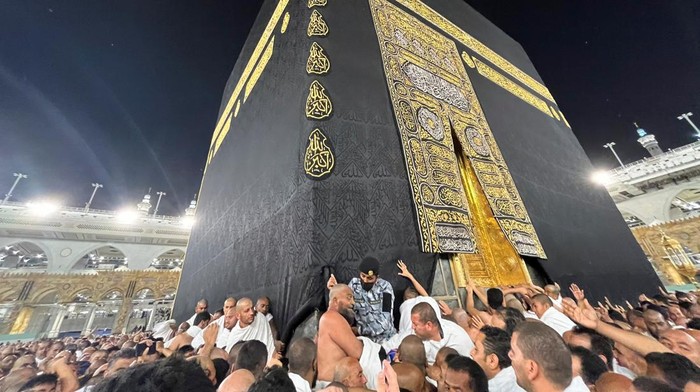 Muslims touch and pray at al-Hajr al-Aswad Black Stone during their Umrah, at the Grand Mosque, in the holy city of Mecca, Saudi Arabia, December 18, 2023. REUTERS/Amr Abdallah Dalsh
