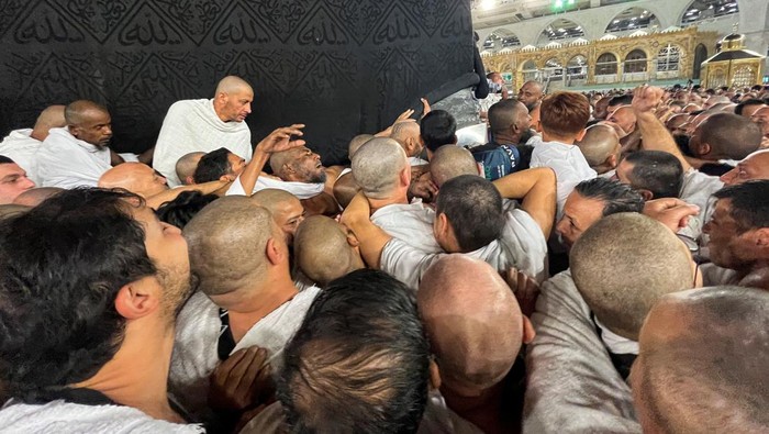Ribuan Jamaah Umrah Berebut Pegang Ka'bah di Masjidil Haram Muslims touch and pray at al-Hajr al-Aswad