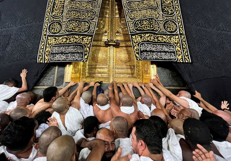 Muslims touch and pray at al-Hajr al-Aswad 
