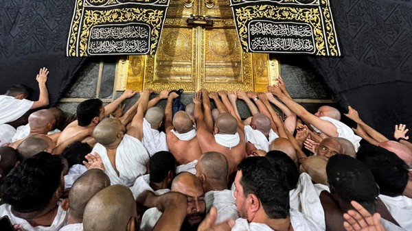 https://awsimages.detik.net.id/community/media/visual/2023/12/20/ribuan-jamaah-umrah-berebut-pegang-kabah-di-masjidil-haram-4_169.jpeg?q=90&w=600