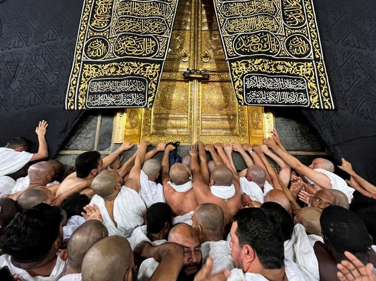 Ribuan Jemaah Umrah Berebut Pegang Kabah di Masjidil Haram