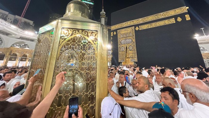 Muslims touch and pray at al-Hajr al-Aswad 