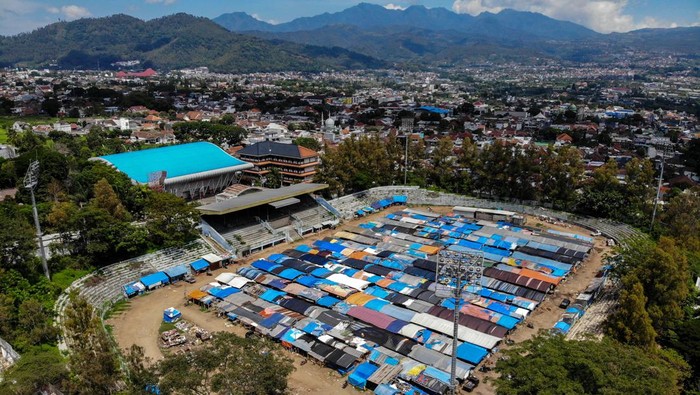 Foto udara kondisi tempat relokasi pasar di Stadion Gelora Brantas, Batu, Jawa Timur, Rabu(20/12/2023). Sebanyak 1.097 pedagang kaki lima (PKL) pasar pagi yang saat ini berjualan di lahan relokasi akibat adanya pembangunan itu berharap segera dipindahkan ke Pasar Induk Among Tani yang baru. ANTARA FOTO/Muhammad Mada/Spt.