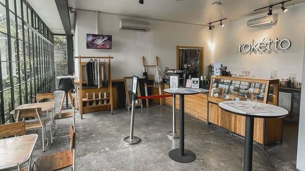 Kafe ini terletak di Jalan Kendalsari No. 06, Kecamatan Lowokwaru. Kafe ini instagramable, luas, nyaman, dan estetik.