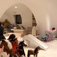 Hampir seisi rumahnya terlihat sepi dan minim barang. Namun, Kim membiarkan satu ruangan berantakan. Ruangan tersebut bukan lain adalah tempat bermain anak-anaknya. “Kalian selalu bilang rumahku minimal, tapi kalian belum melihat ruangan bermain ini,” kata Kim saat Instagram Live pada 2020. (Foto: Instagram/@Kimkardashian)