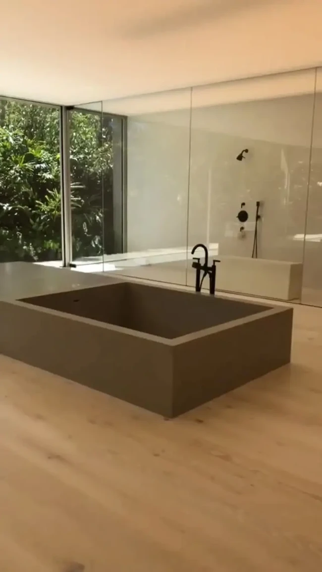 Kamar mandinya yang berukuran luas punya fitur unik. Terdapat sebuah bath-tub kotak di tengah yang menyerupai kolam. (Foto: Instagram/@Kimkardashian)