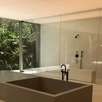 Kamar mandinya yang berukuran luas punya fitur unik. Terdapat sebuah bath-tub kotak di tengah yang menyerupai kolam. (Foto: Instagram/@Kimkardashian)