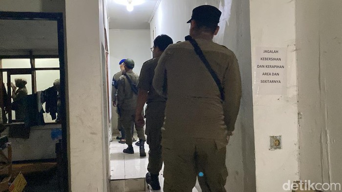 Satpol PP Kota Sukabumi saat melakukan razia di indekos per jam.