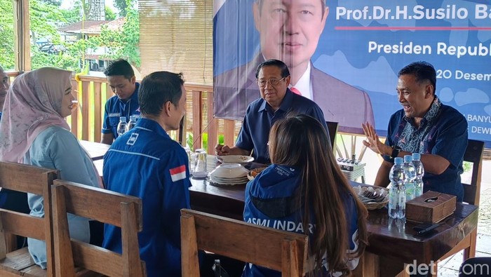 Presiden ke-6 Republik Indonesia, Susilo Bambang Yudhoyono melakukan safari politik ke wilayah Kabupaten Banyumas, Rabu (20/12/2023).