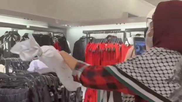Sejumlah perempuan melakukan aksi yang dilakukan di salah satu toko Zara dengan meletakan sebuah boneka berbentuk jenazah anak kecil korban serangan keji militer Israel. (Tangkapan Layar Instagram @sarahmjj14)