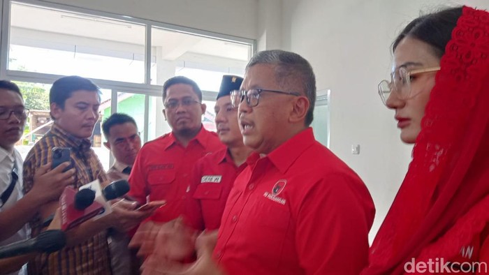 Sekjen PDIP Hasto Kristiyanto di Kantor DPC PDIP Pacitan