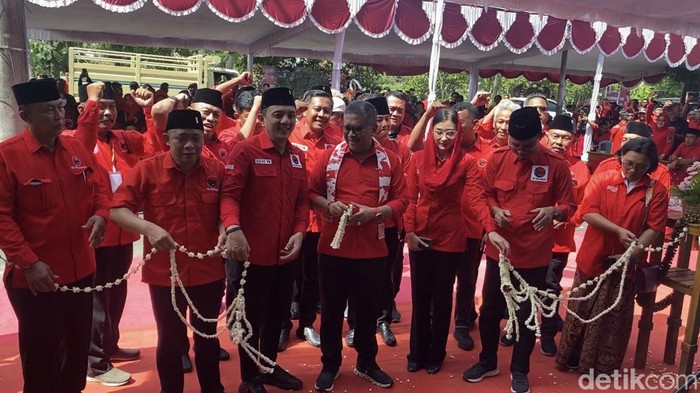 Sekretaris Jenderal (Sekjen) PDIP Hasto Kristiyanto meresmikan gedung Rumah Rakyat Kantor DPC PDIP di Kabupaten Pacitan, Jawa Timur (Jatim),